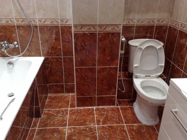 Укладка плитки в ванной комнате, облицовка ванной кафелем, плиточник сделает ремонт, ремонт туалета